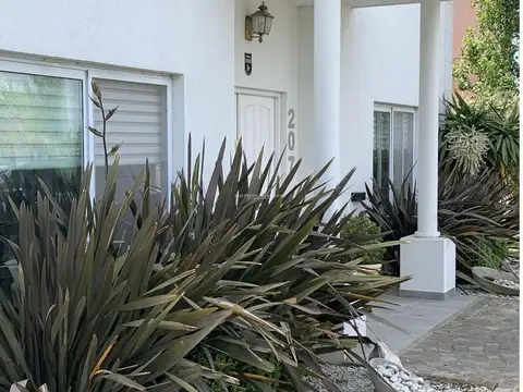 Casa en Venta con 4 cocheras