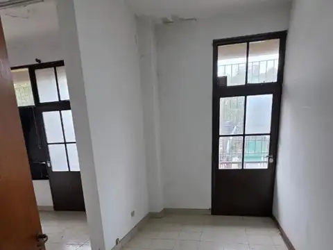 ALQUILER DE OFICINAS SOBRE AVENIDA!