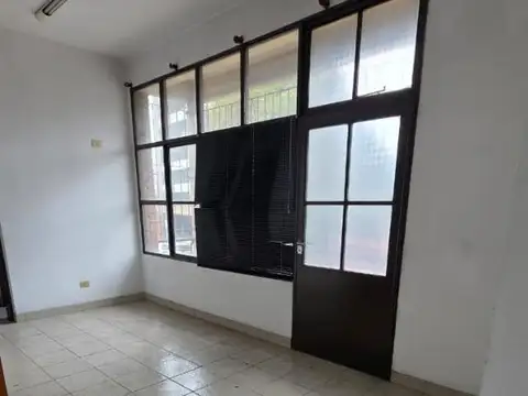 ALQUILER DE OFICINAS SOBRE AVENIDA!