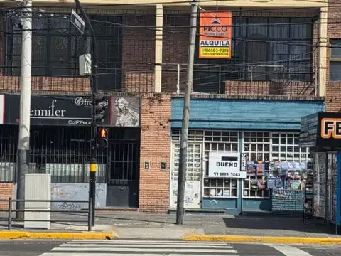ALQUILER DE OFICINAS SOBRE AVENIDA! !