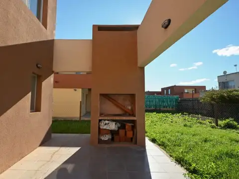Casa en Alquiler con 2 cocheras