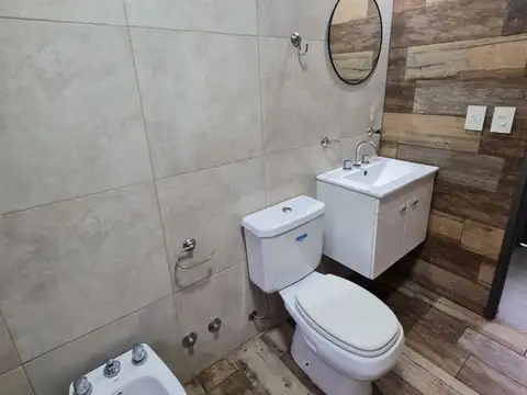 ALQUILER DE EXCELENTE PH 2 AMB CON PATIO EN TAPIALES,