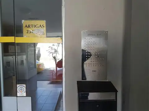 SE ALQUILA - MONOAMBIENTE - ZONA TRIBUNALES - CON BALCON - L