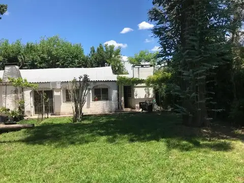 Casa quinta en Benavidez. 4 ambientes. Pileta. Cuenta con una segunda casa con entrada independient