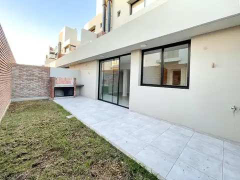 PH de un dormitorio con jardín y parrillero a metros del Río Paraná