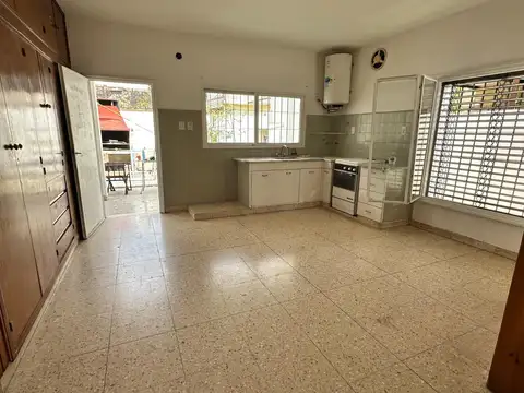 Casa 3 ambientes con patio cochera y techo de losa.