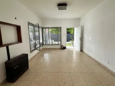Casa 3 ambientes con patio cochera y techo de losa.
