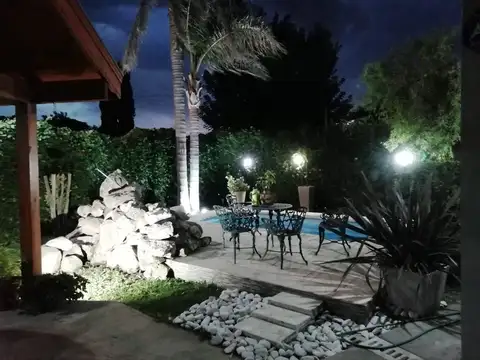 CASA 5 AMBIENTES MAS OTRA VIVIENDA PILETA GARAJE
