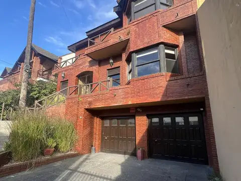 Venta casa 9 ambientes 3 plantas con quincho y pileta en Ramos