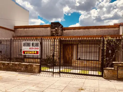 CASA 4 AMBIENTES EN EXCELENTE UBICACIÓN  