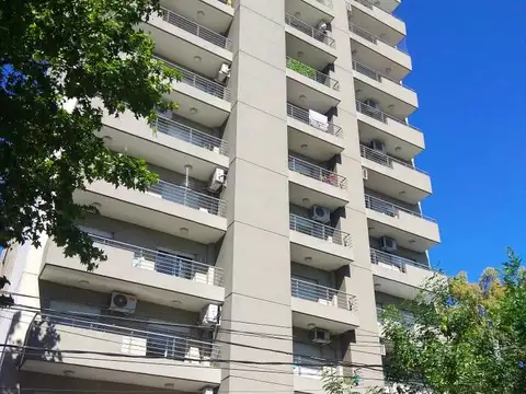1 Ambiente con cocina independiente y Balcón. Muy Luminoso!