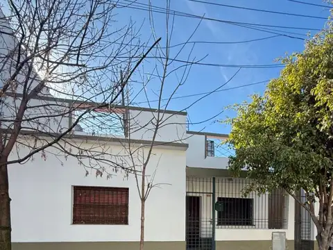 Casa 2 Dorm. El Palomar / Moron - A Mts. de Acc. Oeste  