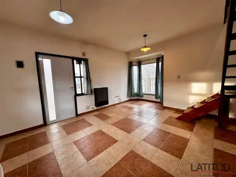Dúplex de 1 dormitorio sobre H. Yrigoyen