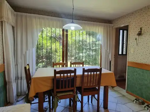 Casa 8 ambientes con 4 baños