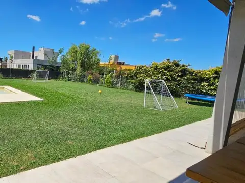 Casa en alquiler permanente- Barrio Privado Puerto Roldán- Tres dormitorios- Piscina