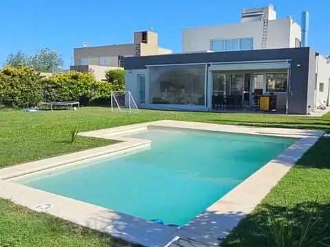 Casa en alquiler permanente- Barrio Privado Puerto Roldán- Tres dormitorios- Piscina