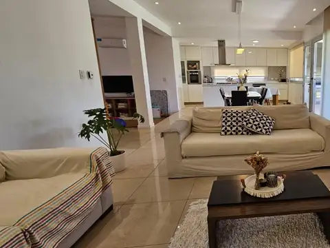 Casa en Alquiler en Puerto Roldan, USD 2.800