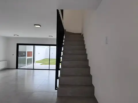 Casa 4 ambientes con 3 baños