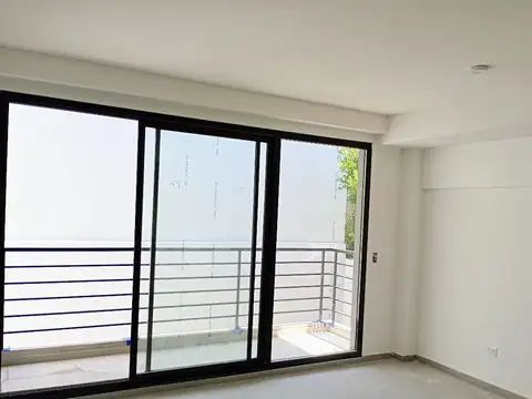 Gran 2 ambientes con balcòn contrafrente