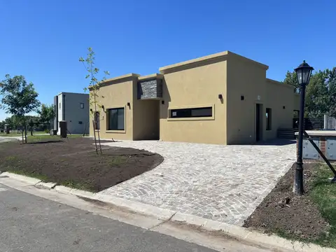 CASA EN VENTA EN SANTA LUCIA - PILAR DEL ESTE