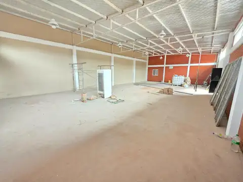 Vende predio industrial, con galpón y oficinas.