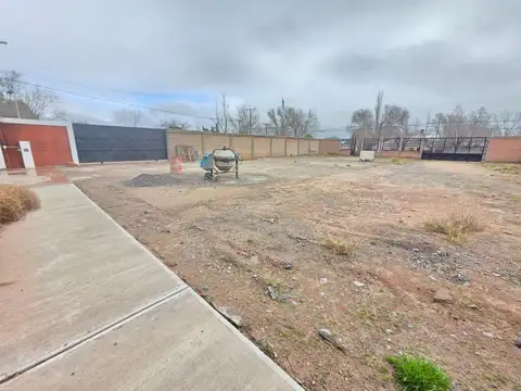 Vende predio industrial, con galpón y oficinas.