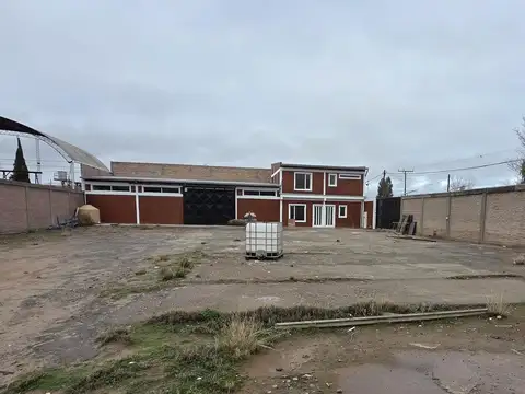 Vende predio industrial, con galpón y oficinas.