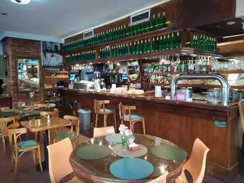 Local en Alquiler en esquina. Apto Gastronomía