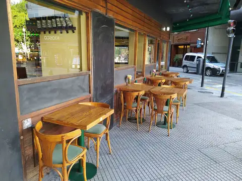 Local en Alquiler en esquina. Apto Gastronomía