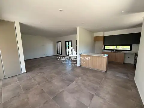 Casa en Venta con 3 cocheras