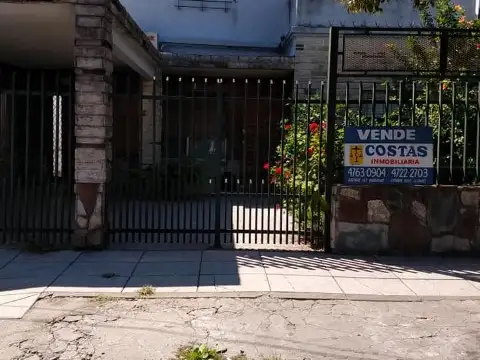 A OF 01. Casa Multifamiliar! casa al frente con depto en planta alta y al fondo.