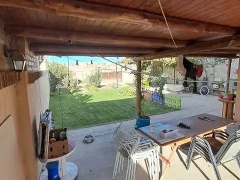 CASA AMPLIA CON SALIDA A DOS CALLES- PERMUTA POR DEPTO EN FLORES O FLORESTA