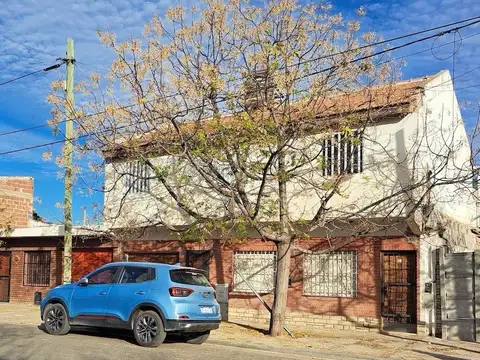 Casa en venta - 6 Dormitorios 2 Baños - Cocheras - 200Mts2 - Neuquen