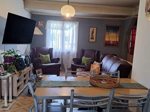 Casa 9 ambientes con 2 baños
