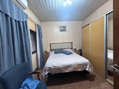 Ayolas y Chacabuco, dos propiedades, lote de 150 m2, cochera