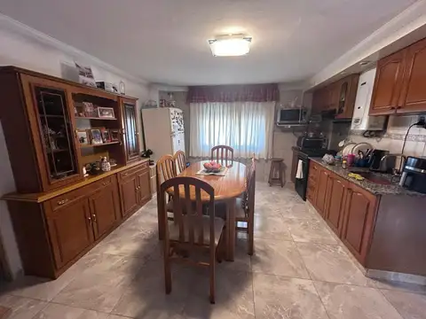 Casa 6 ambientes con 3 baños