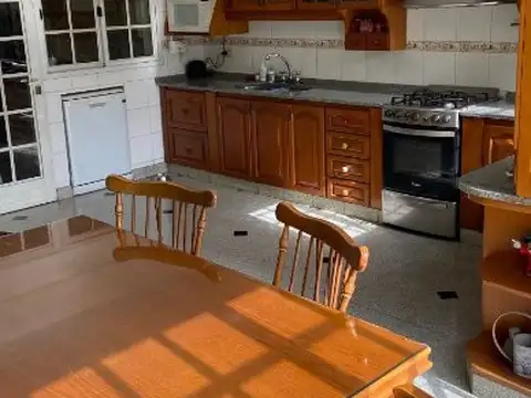 Casa 5 ambientes con 3 baños