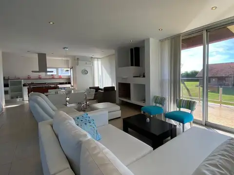 Casa 4 ambientes con 4 baños