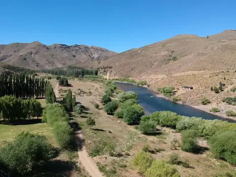 Campo Nahuel Mapi sobre Rio Aluminè - Patagonia Argentina
