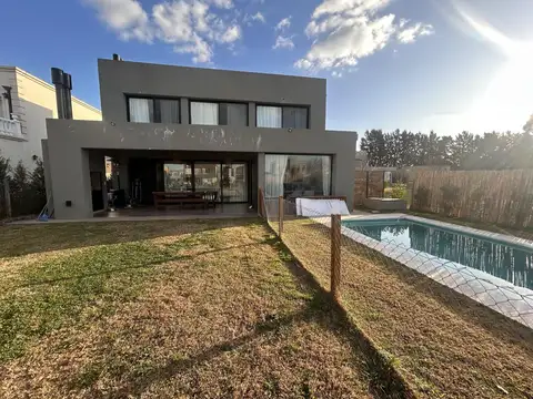 Casa 6 ambientes con 3 baños