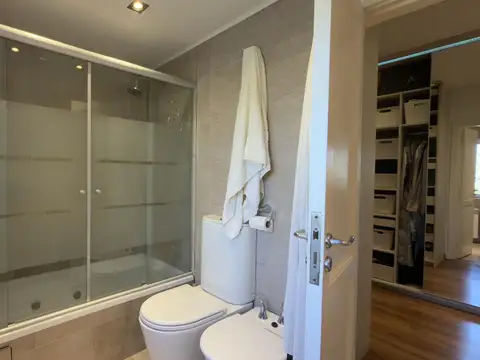 Casa 6 ambientes con 4 baños