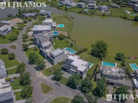 Casa en Venta con 5 cocheras