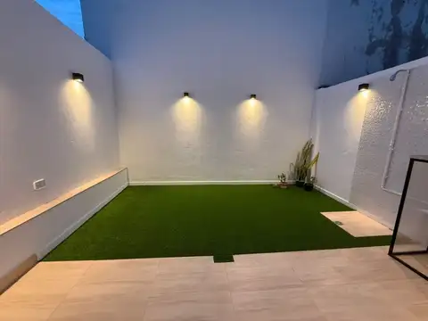 Amplio Monoambiente con patio - Suipacha 443