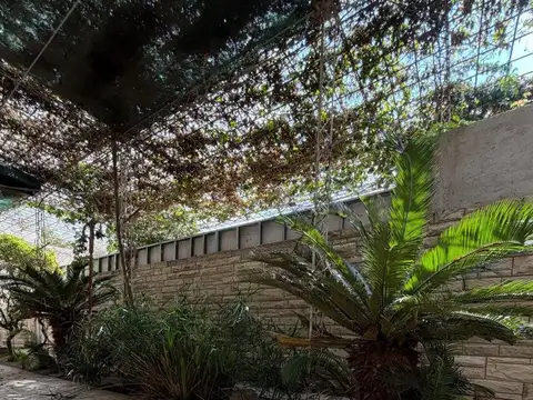 Casa 7 ambientes con 2 baños