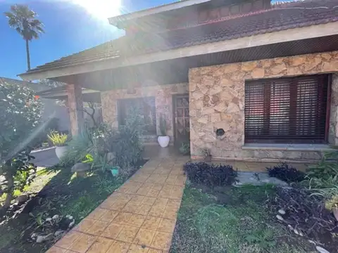 CASA EN VENTA MONTE GRANDE 5 AMBIENTES  GRAN FONDO