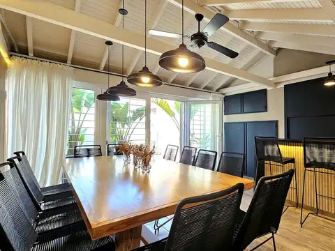 Departamento 4 amb. con escritorio o dependencia, quincho y patios.