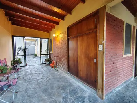 CASA EN VENTA  BERISSO DOS DORMITORIOS CON PARQUE