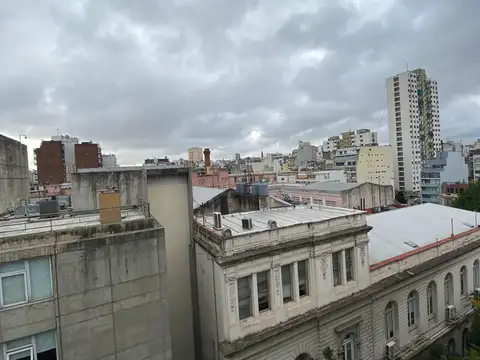 Excelente monoambiente al frente con balcón, muy luminoso. A metros de Facultad de Medicina