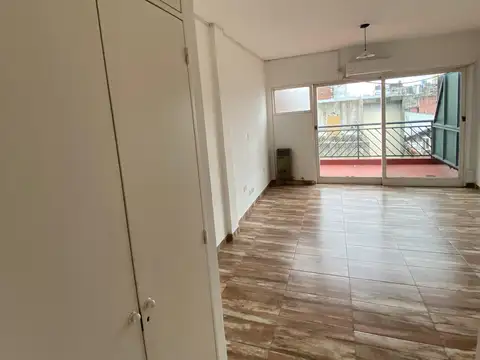 Excelente monoambiente al frente con balcón, muy luminoso. A metros de Facultad de Medicina
