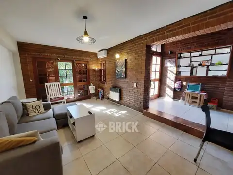 CASA TIPO CHALET EN LOTE DE 432 M2 EN RODRIGUEZ PEÑA AL 900 - 3 COCHERAS PISCINA QUINCHO PARRILLA